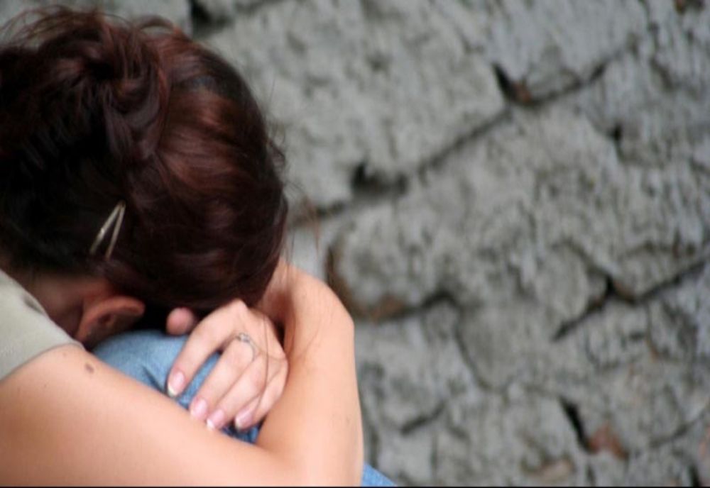 A hărțuit și bătut o tânără timp de câteva și acum este cercetat pentru mai multe fapte