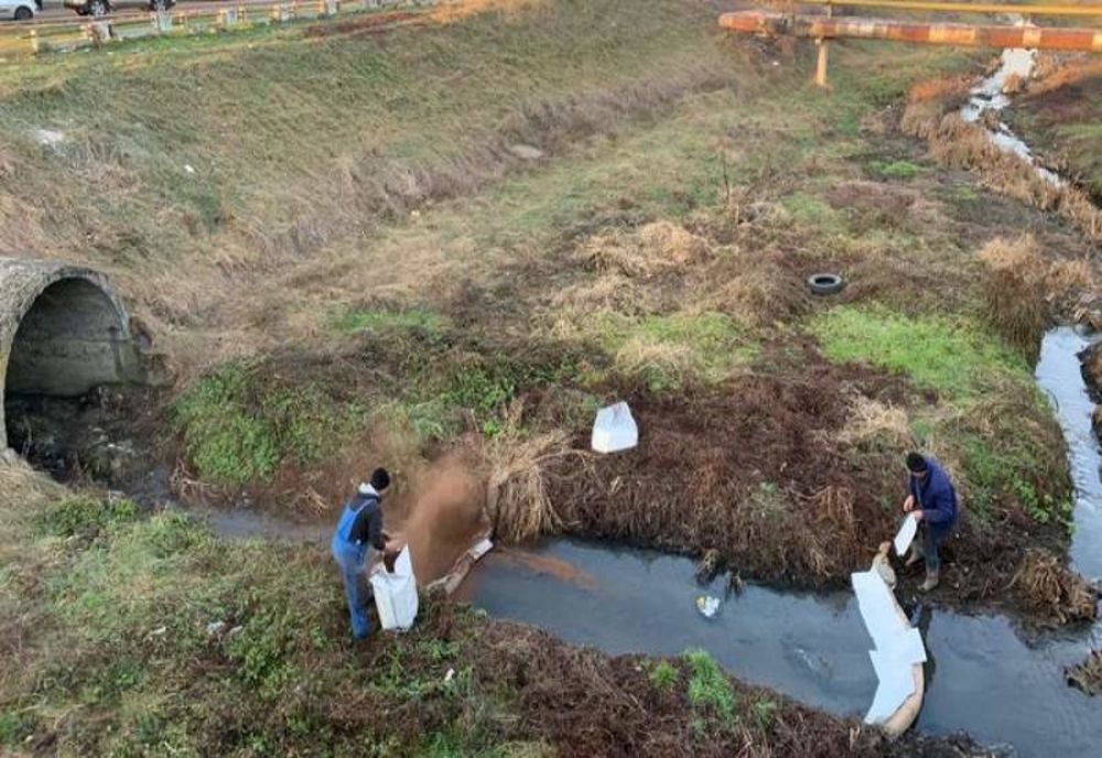 Alertă de poluare pe un râu din Iași! s-au găsit urme de produse petroliere - FOTO