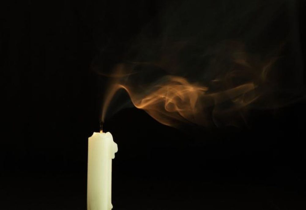 O lumânare de botez era să bage în mormânt o familie întreagă