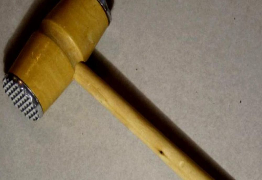 Poveste halucinantă la Iași: Și-a omorât iubitul cu 40 de ani mai bătrân cu ciocanul de şniţele!