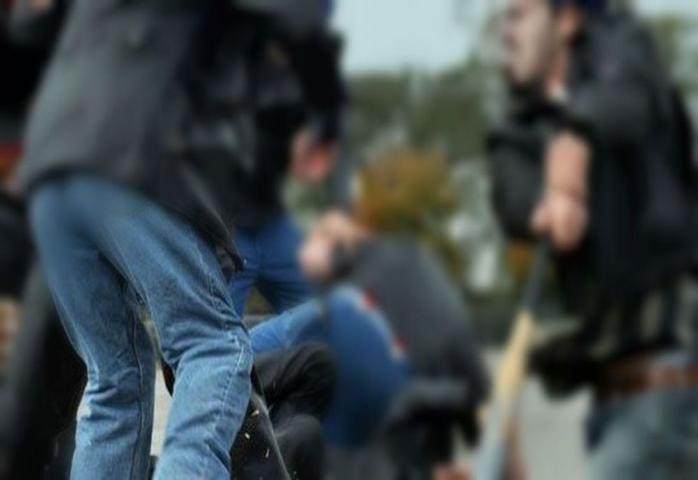 Doi frați i-au dat cu furca în cap unui bărbat! Totul a pornit de la o fată