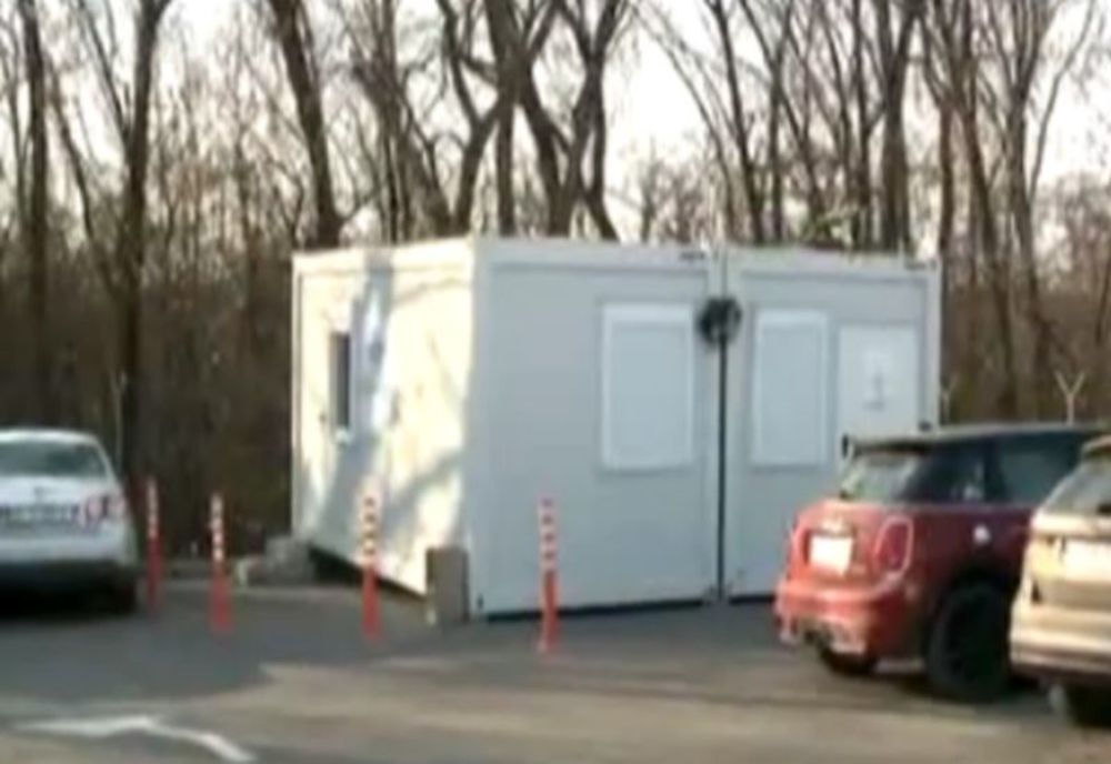 Bătaie de joc la Aeroportul Iași: Un container, pe post de capelă!