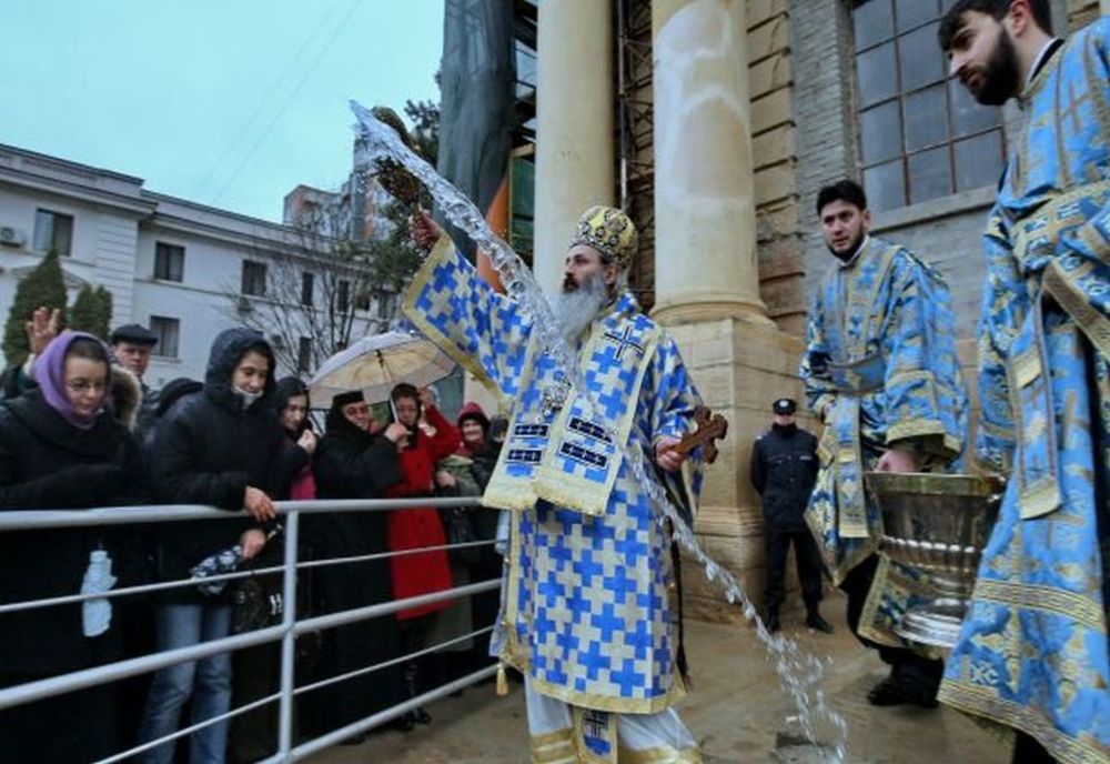 Mii de litri de apă sfințită îi așteaptă pe ieșeni astăzi, la Mitropolie, de Bobotează