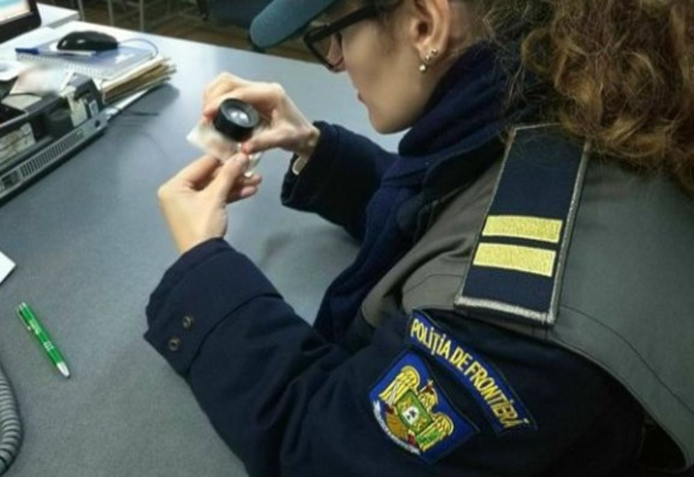 Ce au descoperit polițiștii de frontieră când l-au verificat pe un tânăr care a vrut să treacă granița. Dăduse 50 de euro
