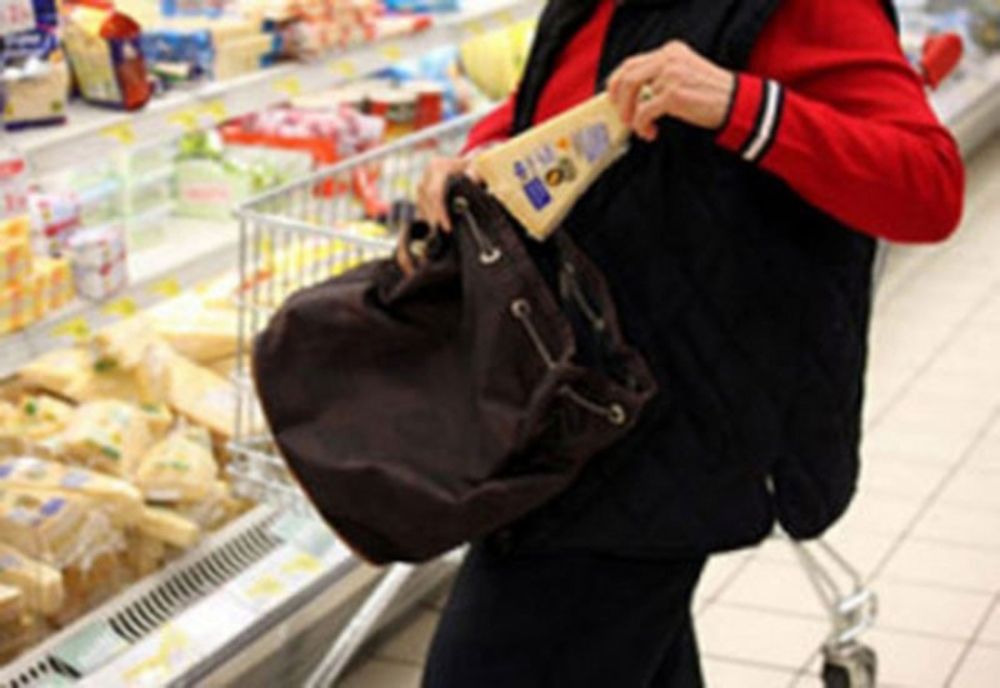 Incredibil! O ieșeancă este acuzată că a bătut un polițist!