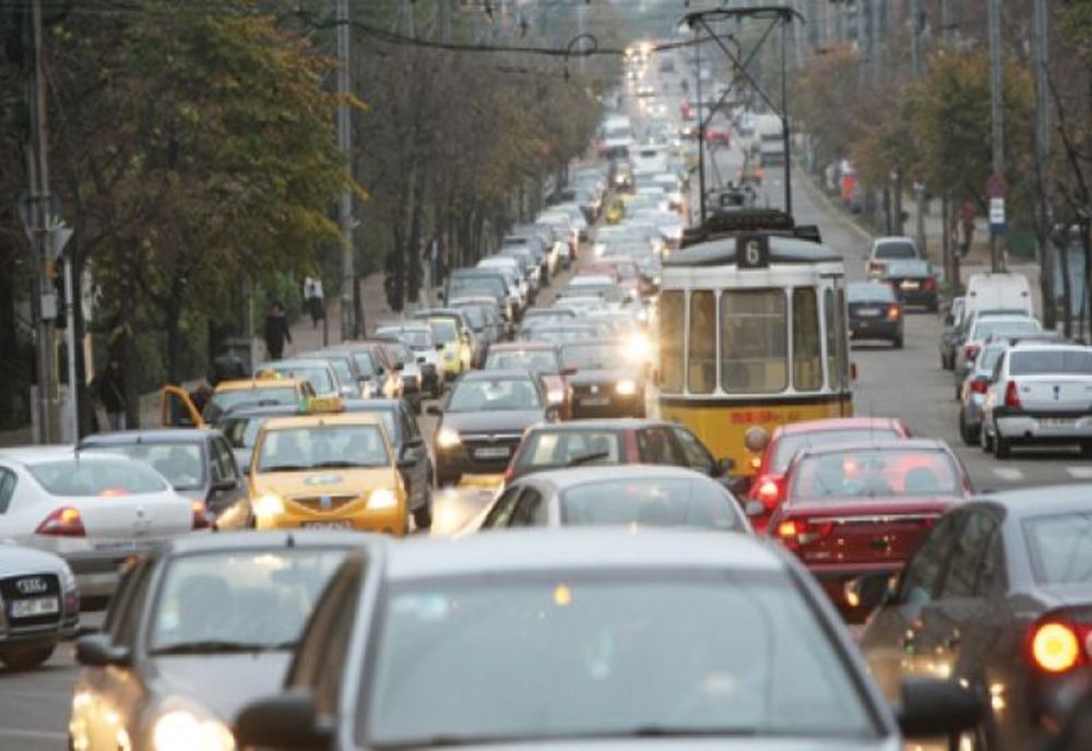 Circulație blocată în centrul Iașului: Un copac a căzut peste un autobuz! 