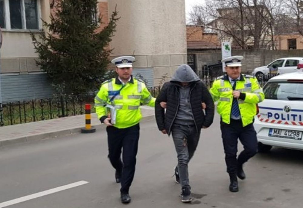 Urmărire ca în filme pe străzile din Iași! Cu permisul anulat, a șicanat un participant la trafic, după care a intrat în mașina poliției - FOTO