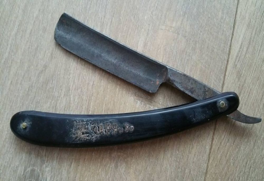 Caz incredibil la Iași! A vrut să-și taie gâtul cu un brici!