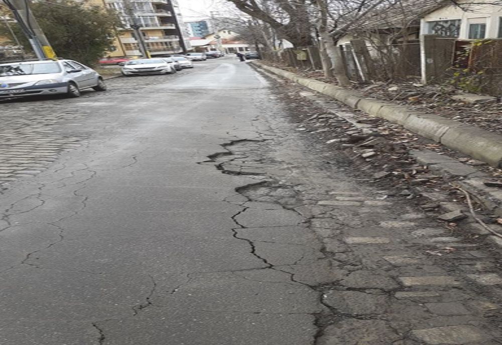 Stradă aflată la câteva minute centrul Iașului, lăsată de izbeliște - FOTO