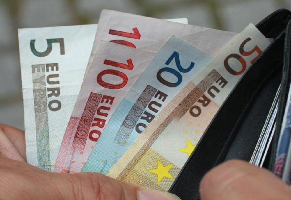 O tânără a predat polițiștilor ieșeni un portofel cu bani: Era vorba despre o sumă imensă!