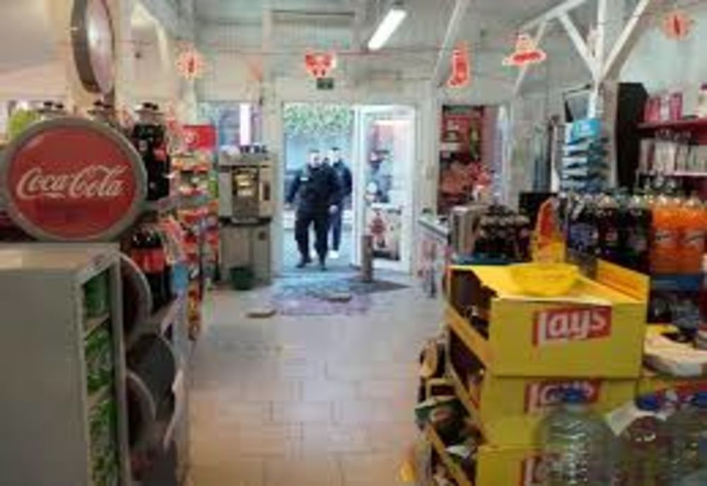 Au spart mai multe magazine, în mai multe seri. Judecătorii au decis că nu trebuie arestați!