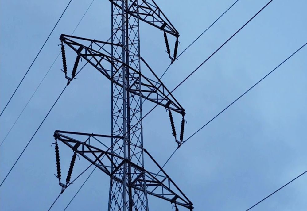 Un bărbat s-a urcat pe un stâlp în Alexandru cel Bun şi ameninţă că se aruncă