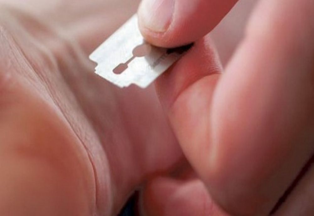 Caz șocant la Iași! S-a certat cu nevasta și și-a tăiat venele. Medicii au reușit să-l salveze