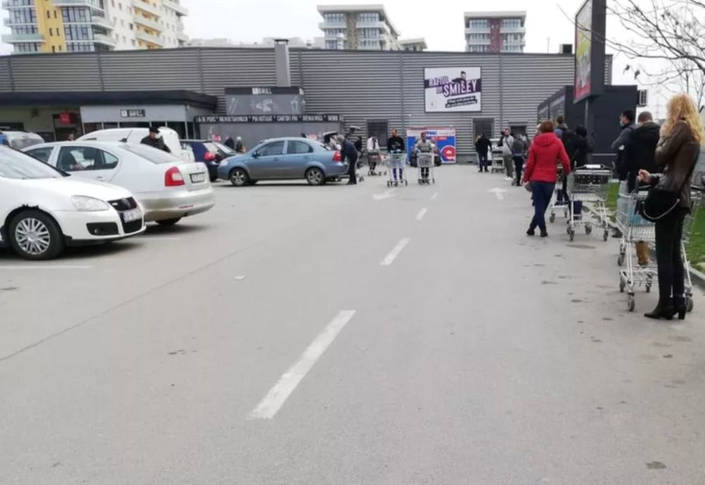 Cozi mari la supermarket-urile și piețele mari din Iași