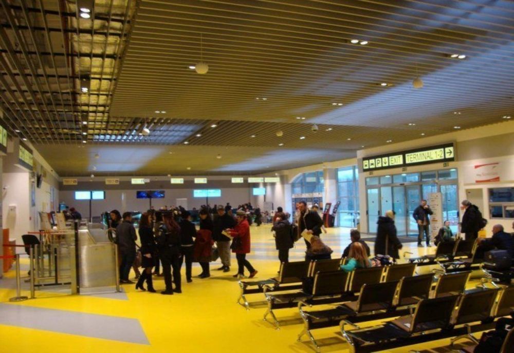 Situație incredibilă la Aeroportul Iași! Medic suspect de COVID-19, vroia să plece cu avionul la București! A intervenit poliția