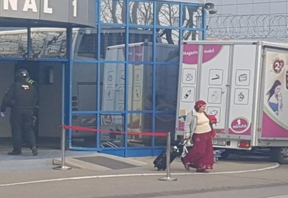 Agitație la Aeroportul Iași! Mai multe persoane de etnie rromă, duse în izolare după ce s-au întors din Londra