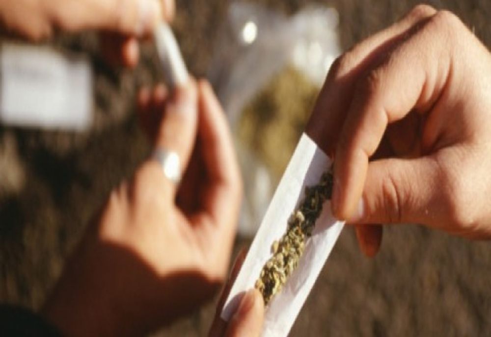 Situație incredibilă la Iași! Prinși drogați pe stradă în plină pandemie de coronavirus