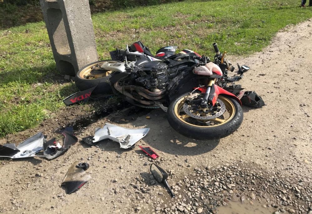 Accident rutier mortal, la Iași! A intrat cu motocicleta într-un stâlp!