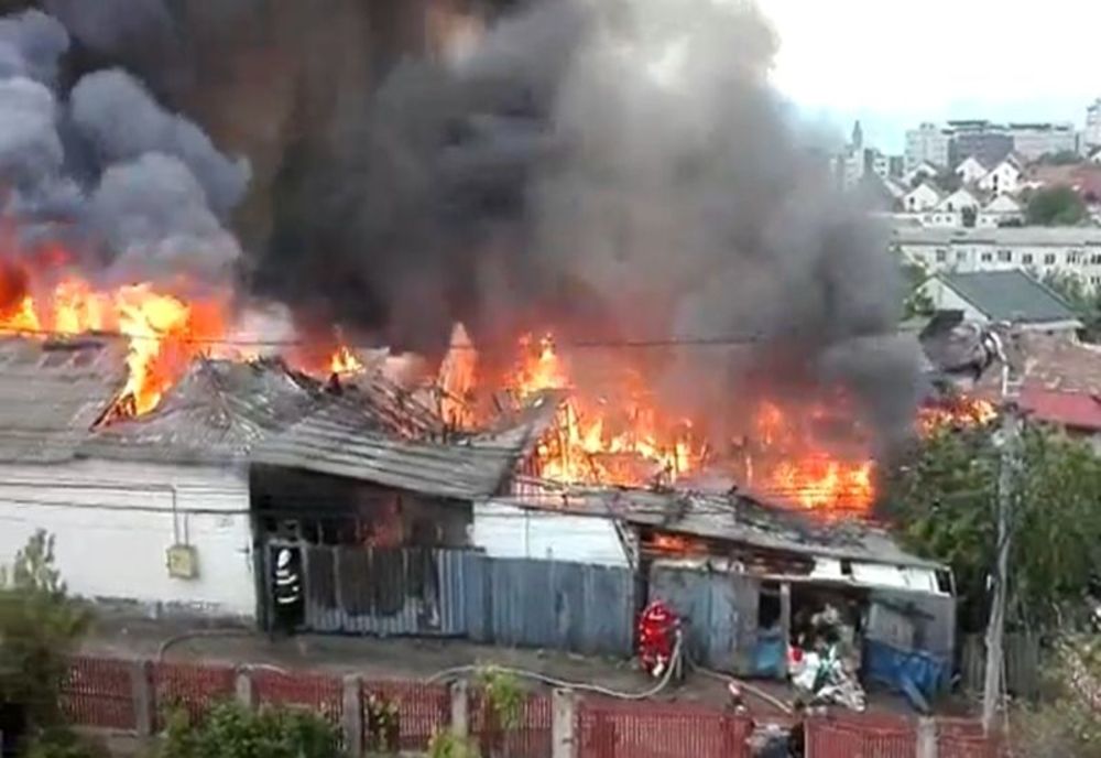 Incendiu de proporții la Iași! A ars un depozit de materiale textile și o casă - FOTO