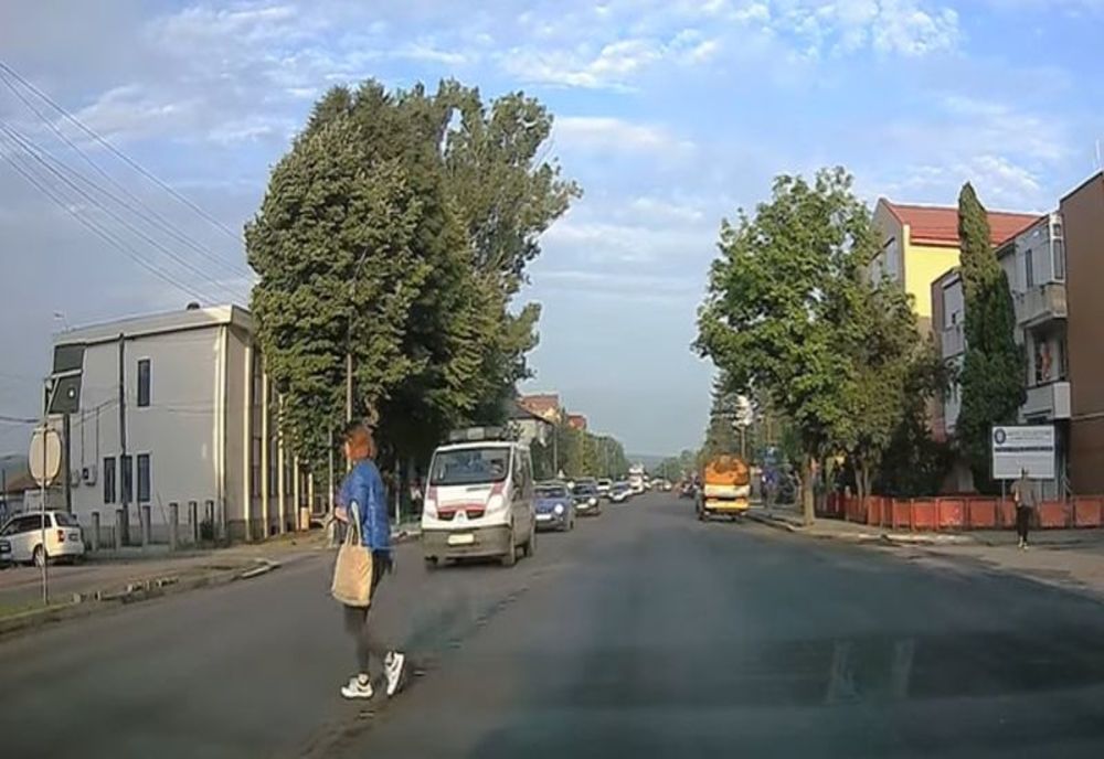 Femeie lovită de o ambulanță pe o trecere de pieteoni nemarcată, în Podu Iloaiei