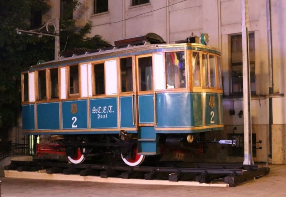 Tramvai de epocă restaurat, expus pe Strada Lăpuşneanu