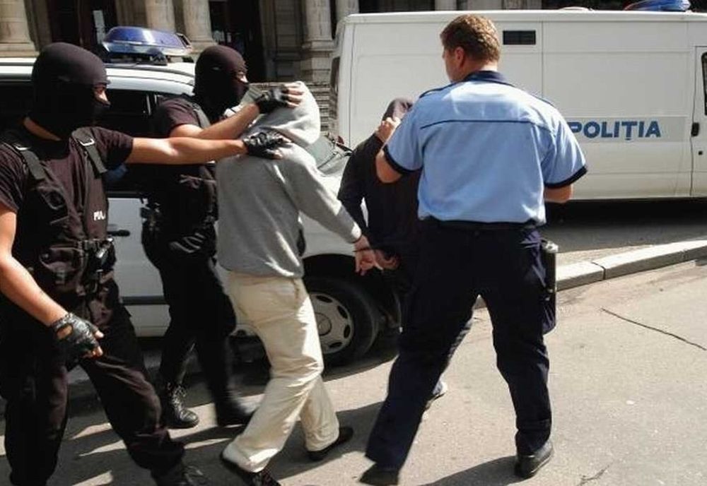 Doi ieșeni au urmărit un bărbat când scoate bani de la bancomat și l-au tâlhărit!