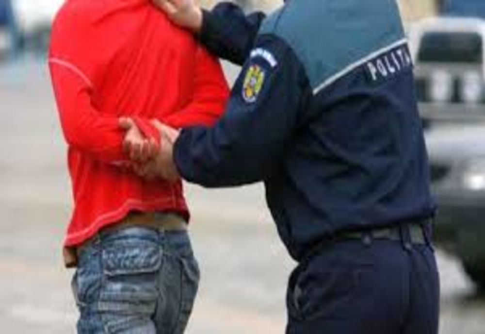 Nu a stat în izolare și i-a scuipat şi înjurat pe polițiști! Acum are dosar penal pentru trei infracțiuni