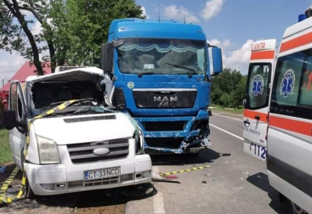 Accident mortal în Iași! Șoferul unei dubițe a decedat după impactul cu o basculantă