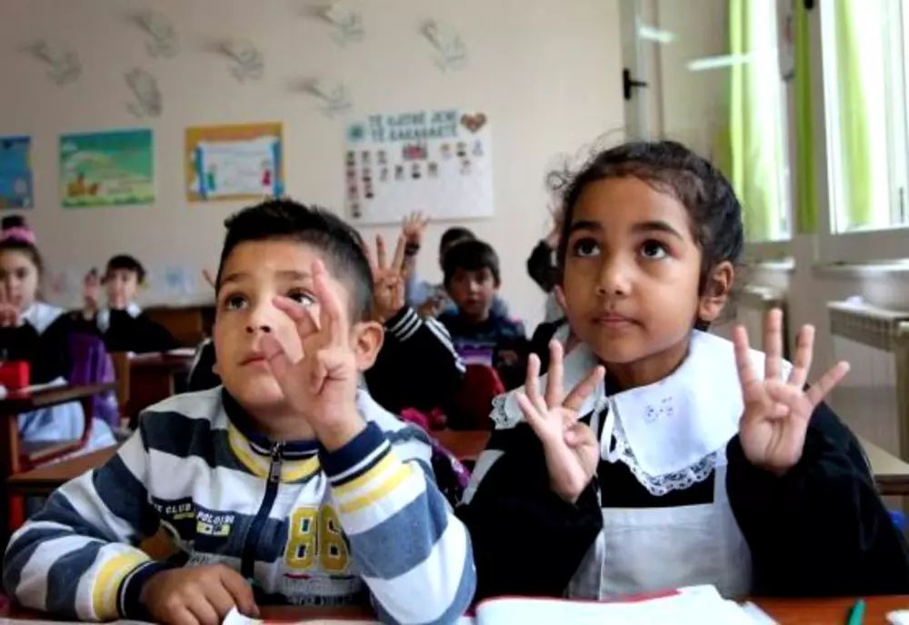 Directorul unei școli și ISJ Iași, amendate pentru segragare rasială!