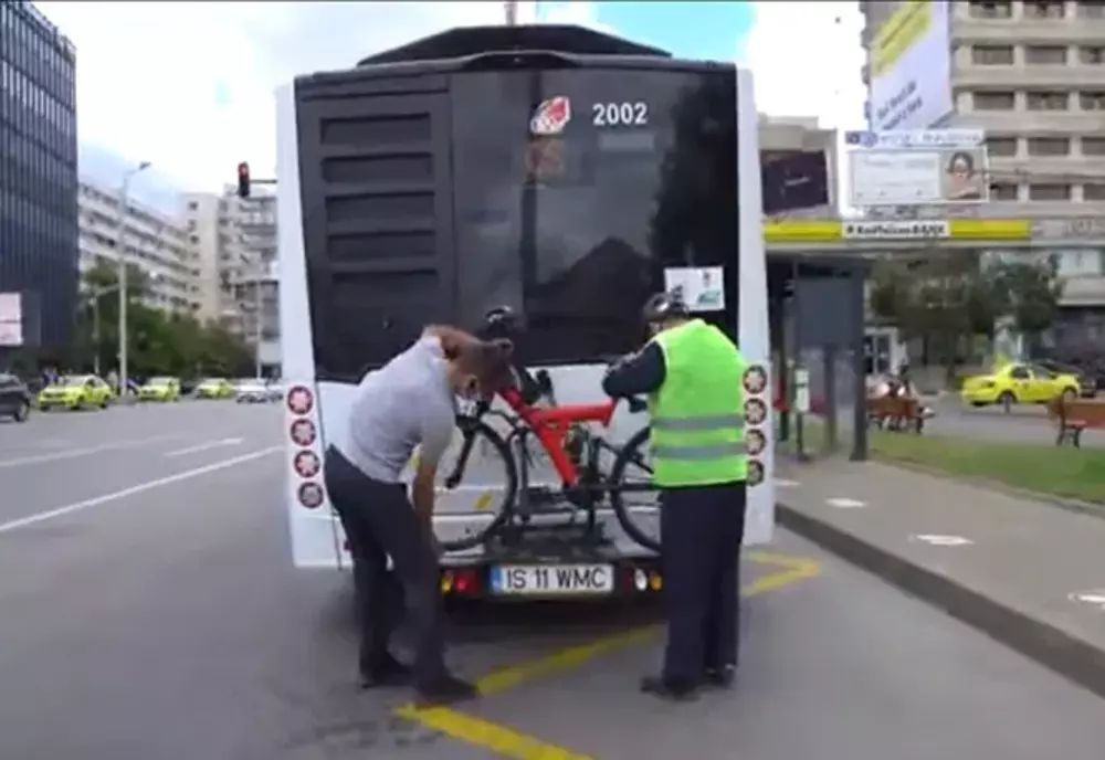 Autobuzele din Iași vin în ajutorul bicicliștilor cu suporturi pentru transport!