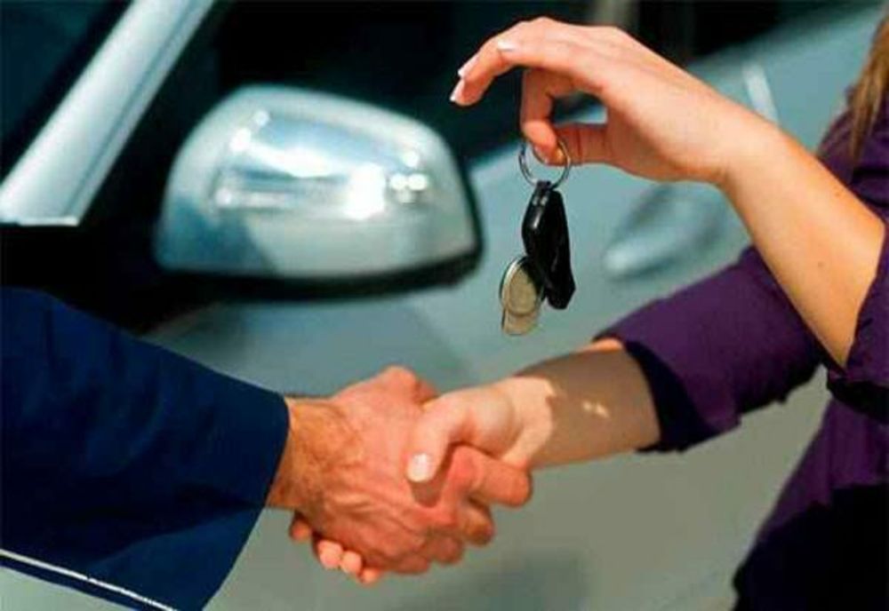 I-a dat mașina unei prietene, deși știa că nu are permis. S-a lăsat cu dosare penale