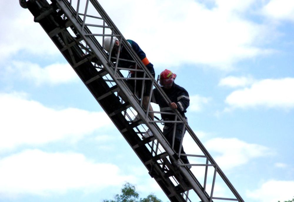 Incendiu la un apartament din Iași! O femeie a avut nevoie de îngrijiri medicale 