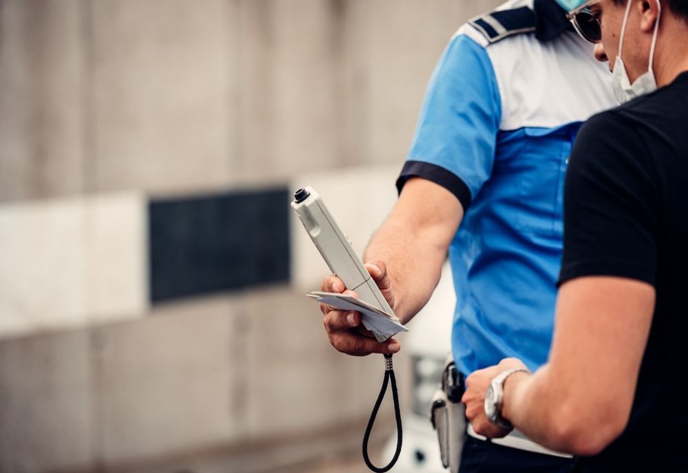 La 18 ani, beat și fără permis, a furat o mașină și a plecat cu ea la plimbare