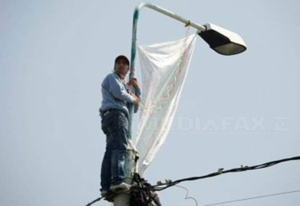 S-a urcat pe un stâlp și a amenințat că se sinucide