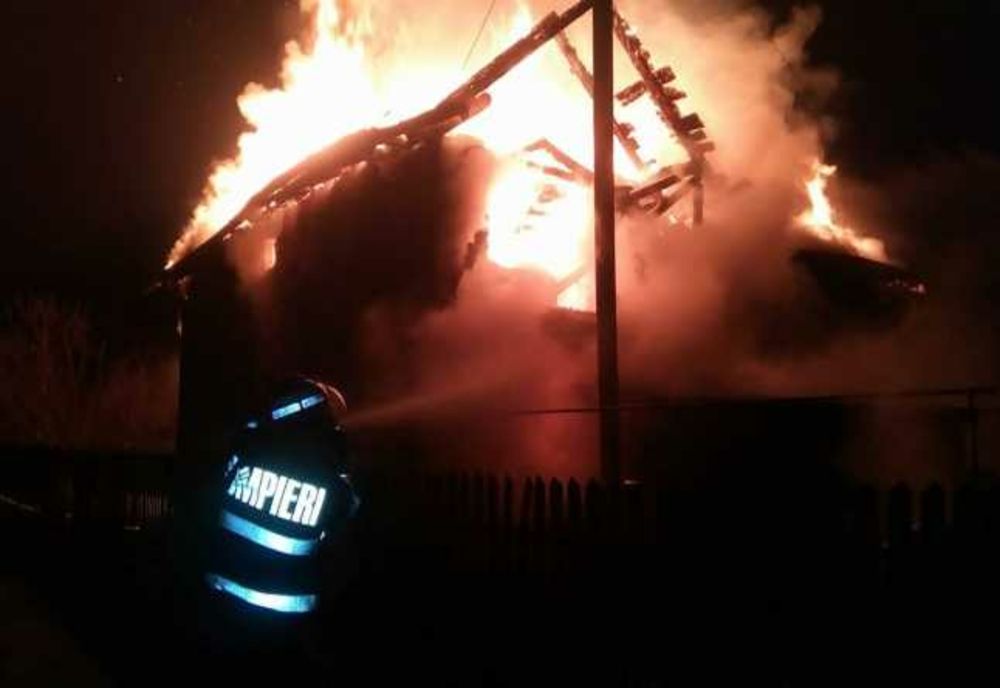 O familie de bătrâni din comuna Ion Neculce au murit într-un incendiu care le-a mistuit casa