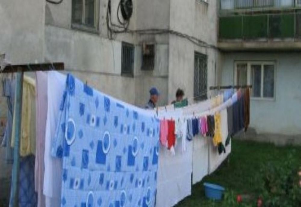 Hoț la 70 de ani! A furat dintr-o curte hainele puse la uscat