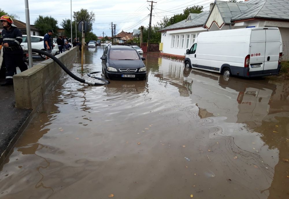 Efectele codului portocaliu: copaci căzuți, străzi și curți inundate (FOTO/VIDEO)