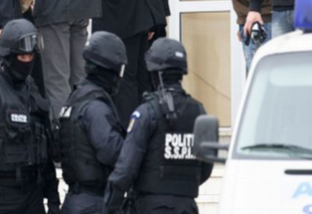 Doi tâlhari din Miroslava s-au trezit cu mascații la ușa