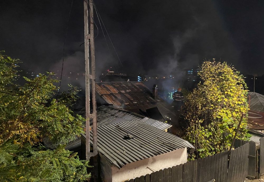 Incendiu în cartier Galata. La un pas de explozie: pompierii au scos 5 butelii de gaz!