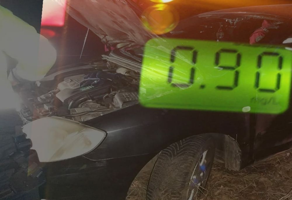 A plecat beat la plimbare și nu-și imaginează cum a ajuns cu mașina în copac