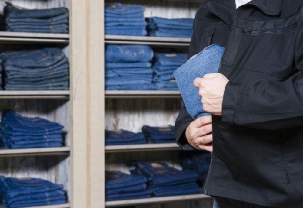 Cuplu de hoți! El are 70 de ani, ea are 21