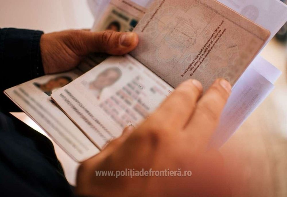 Trei cărţi de identitate româneşti false, descoperite de poliţiştii de frontieră ieşeni 