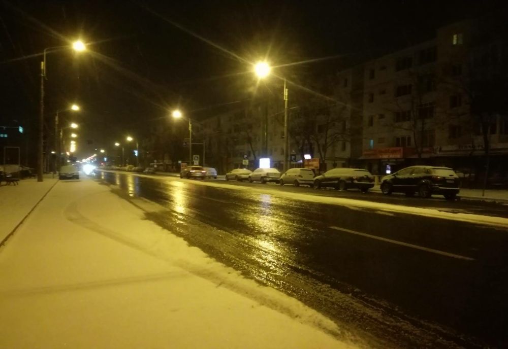 Peste 30 de utilaje intervin pe arterele din municipiul Iași