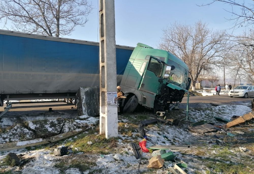 Impact nimicitor între un TIR și un autoturism la Scânteia! (FOTO)