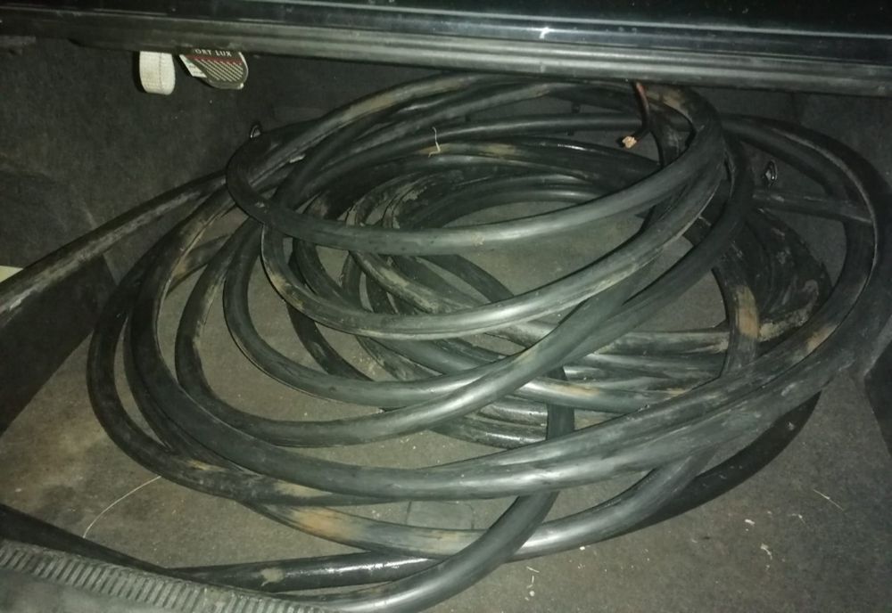 Doi bărbaţi depistaţi în timp ce furau cablu de comunicaţii