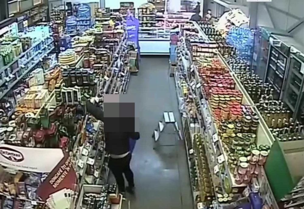 Prinse cu patru caserole de carne și două pungi de cafea furate