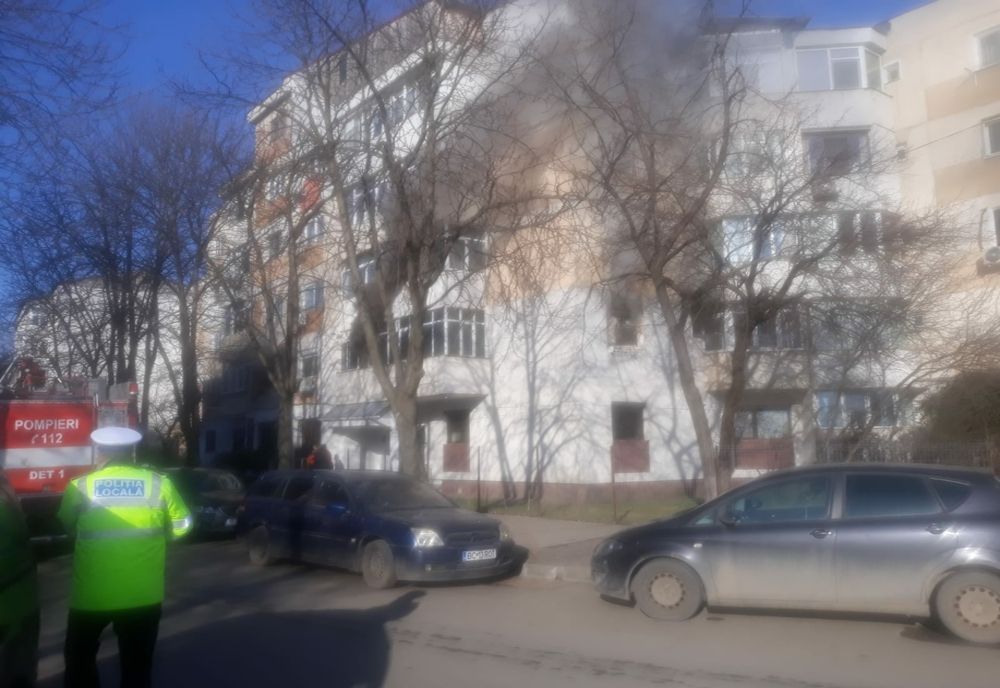 Incendiu în cartierul Nicolina! 15 persoane evacuate de pompieri (FOTO)