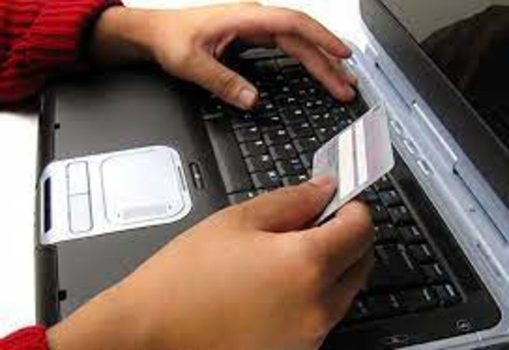 A făcut plăți de peste 230.000 de lei folosind cardul  furat de la o bătrână  