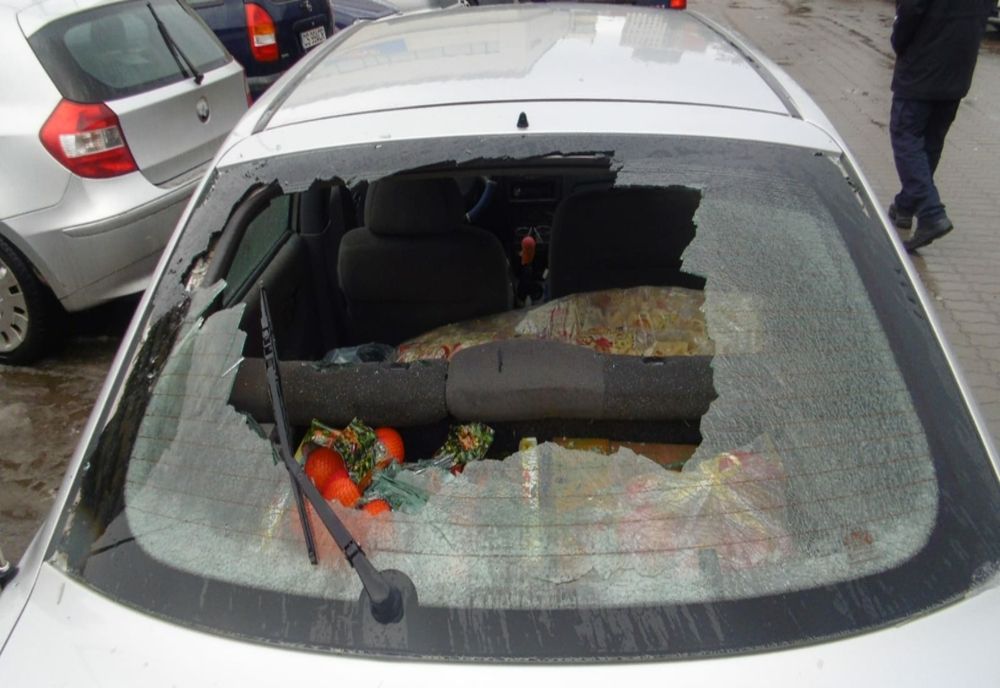 Tineri bănuiți de distrugere, identificați de polițiști