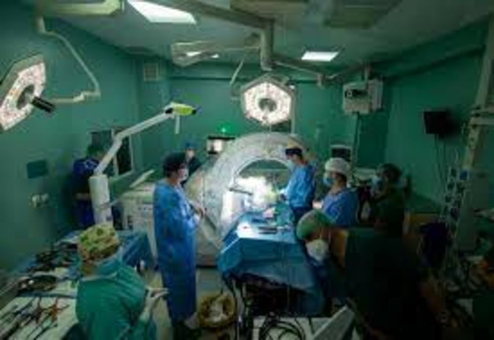 Operații pe creier fără bisturiu și fără durere